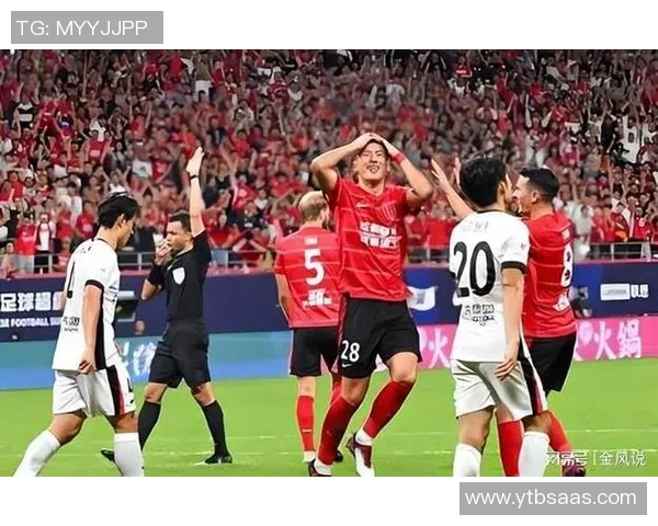 上港与重庆激战正酣双方进球精彩纷呈引发球迷热议